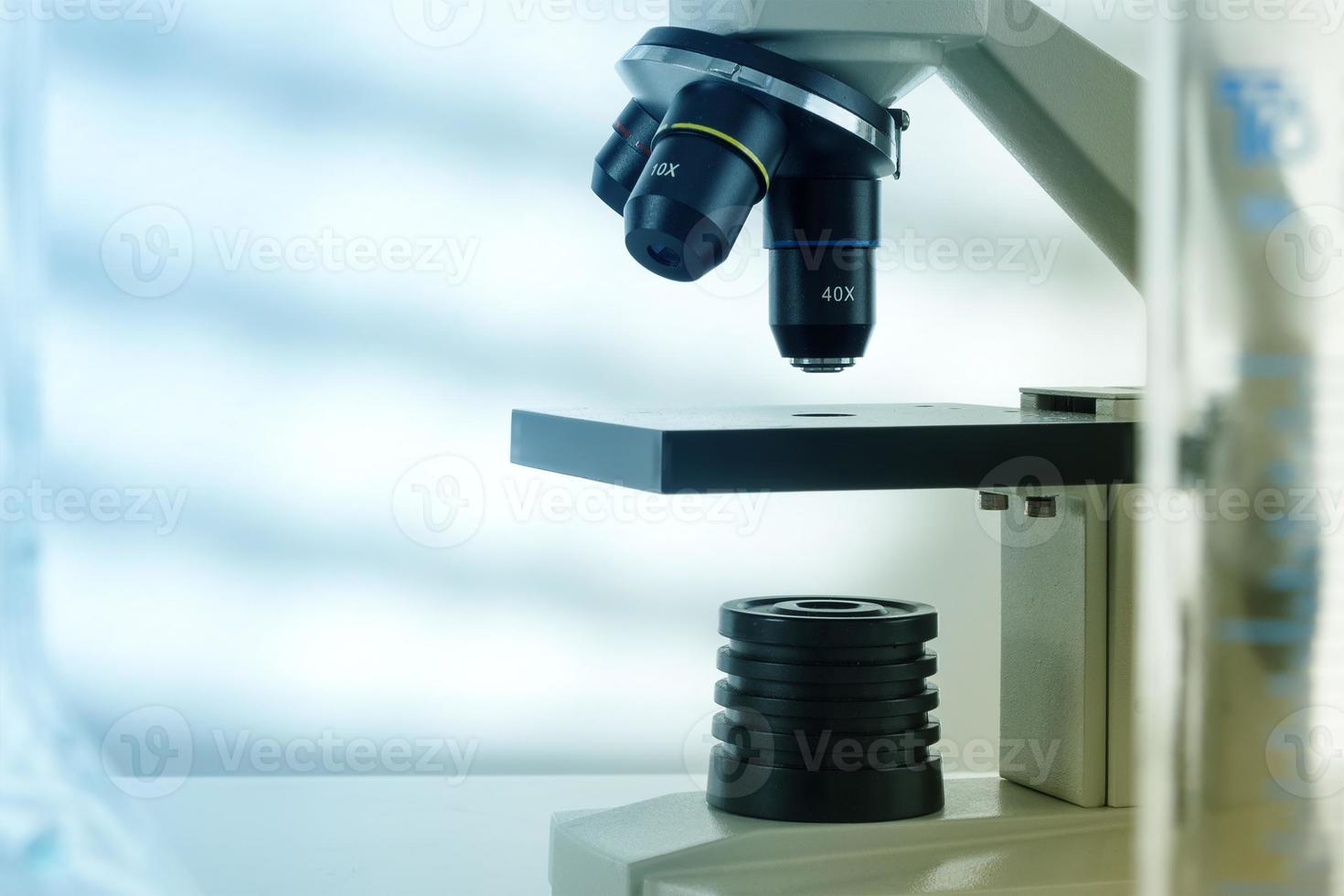 laboratorium microscoop lens. moderne microscopen in een laboratorium foto