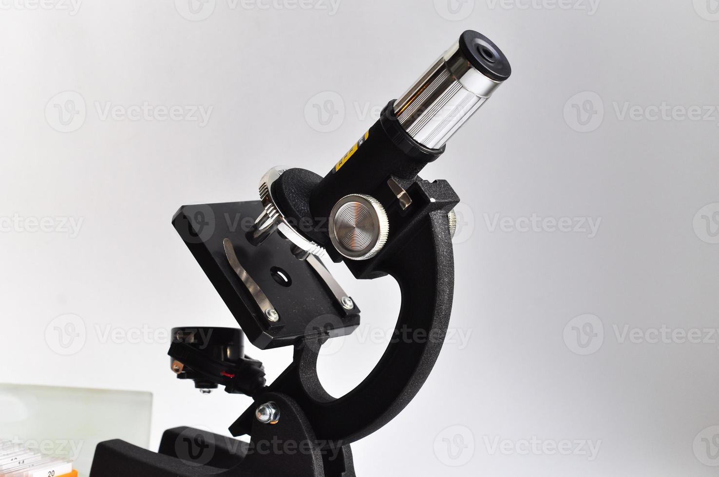 de microscoop op een witte achtergrond. foto