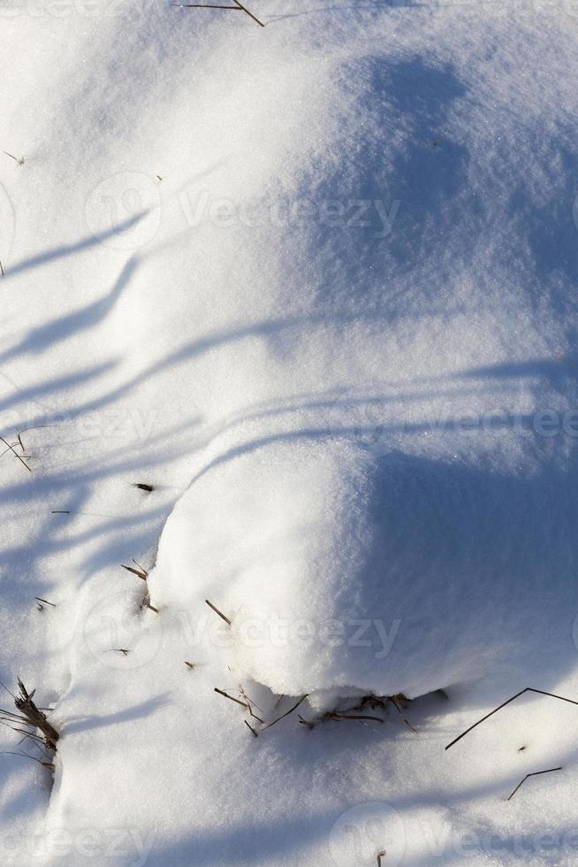 sneeuwbanken na sneeuwval in de winter foto