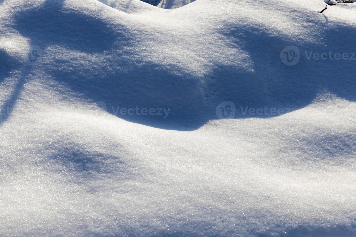 sneeuwbanken na sneeuwval in de winter foto