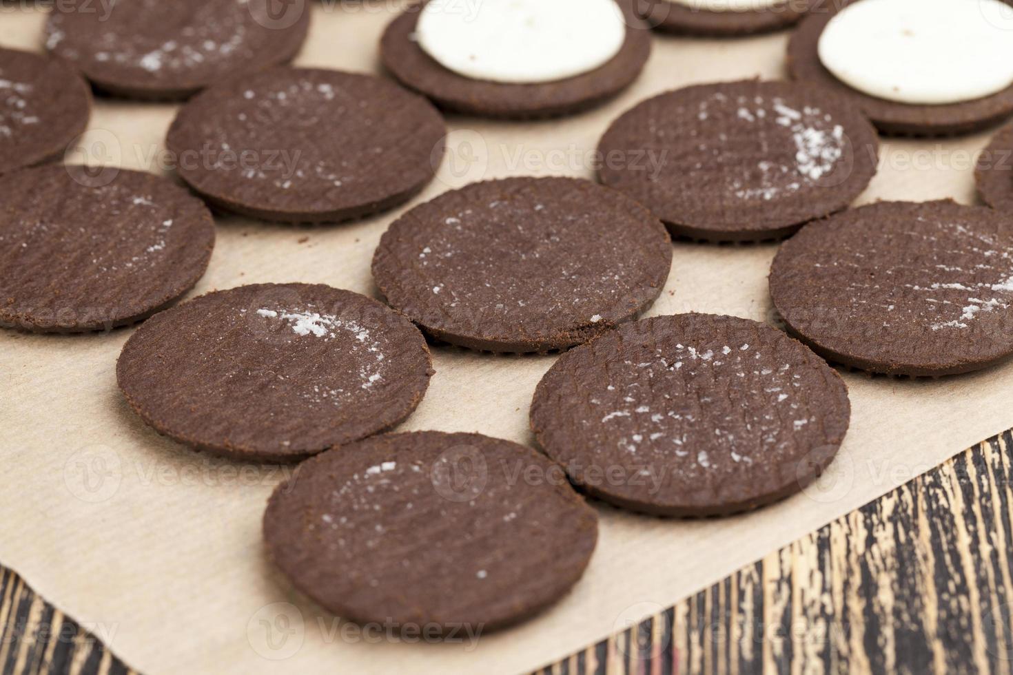 chocolade koekjes met romige crème vulling foto