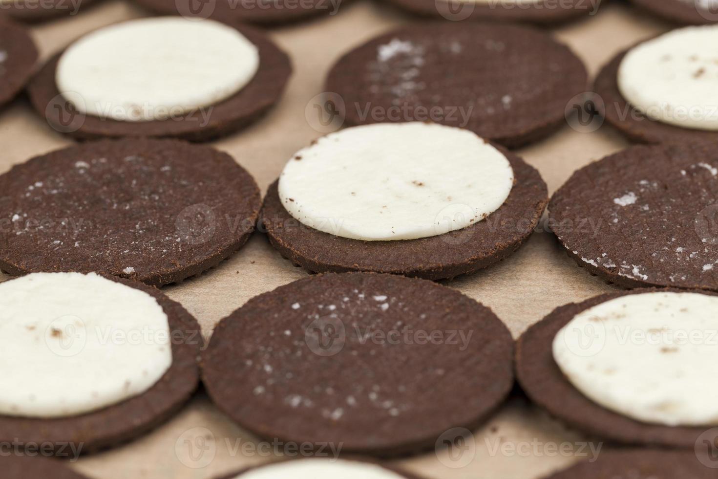 chocolade koekjes met romige crème vulling foto