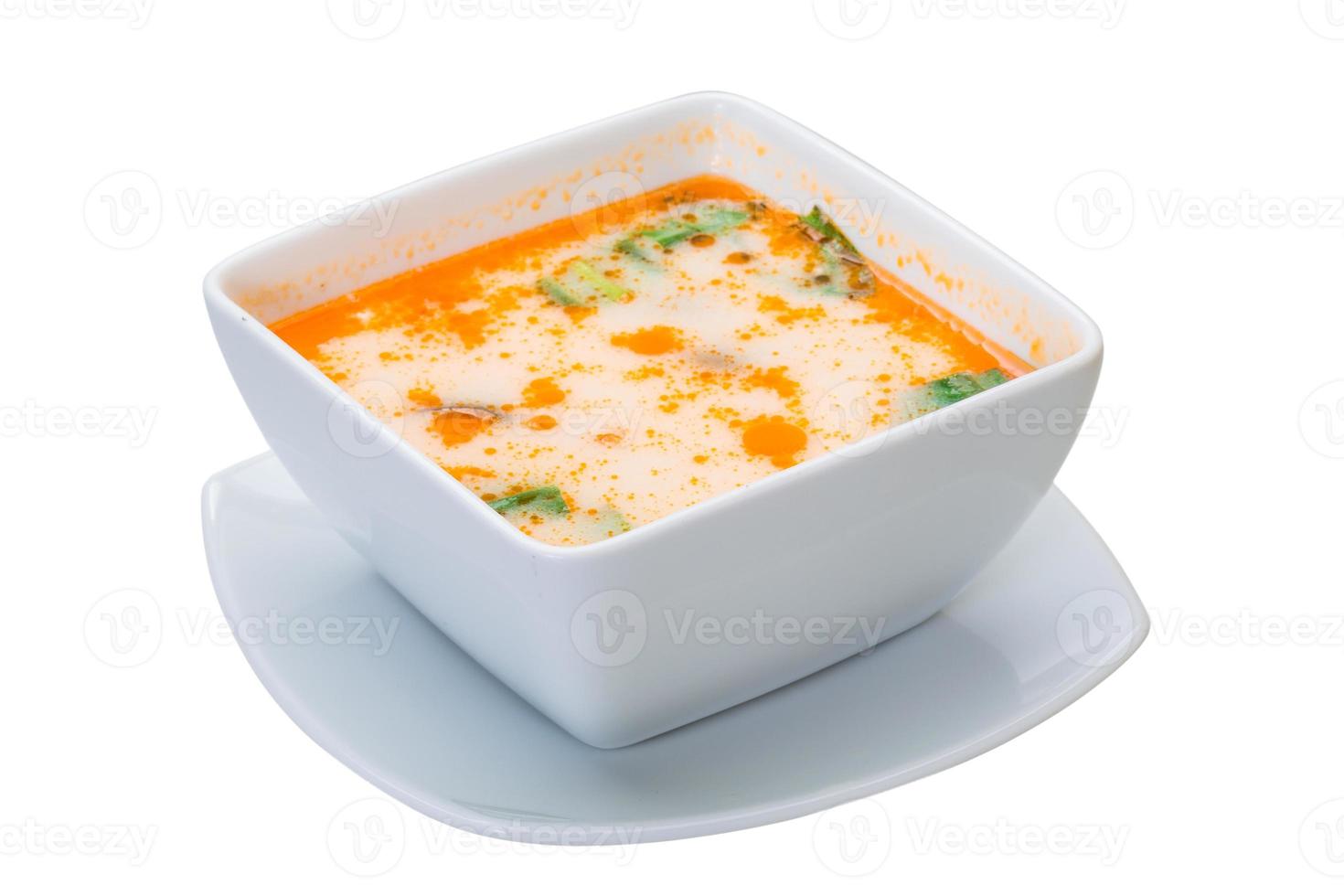 Tom yam soep op witte achtergrond foto