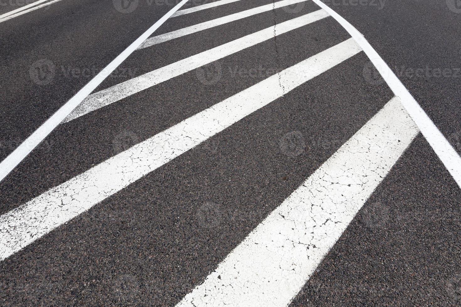 verharde weg voor verkeer en mensen foto