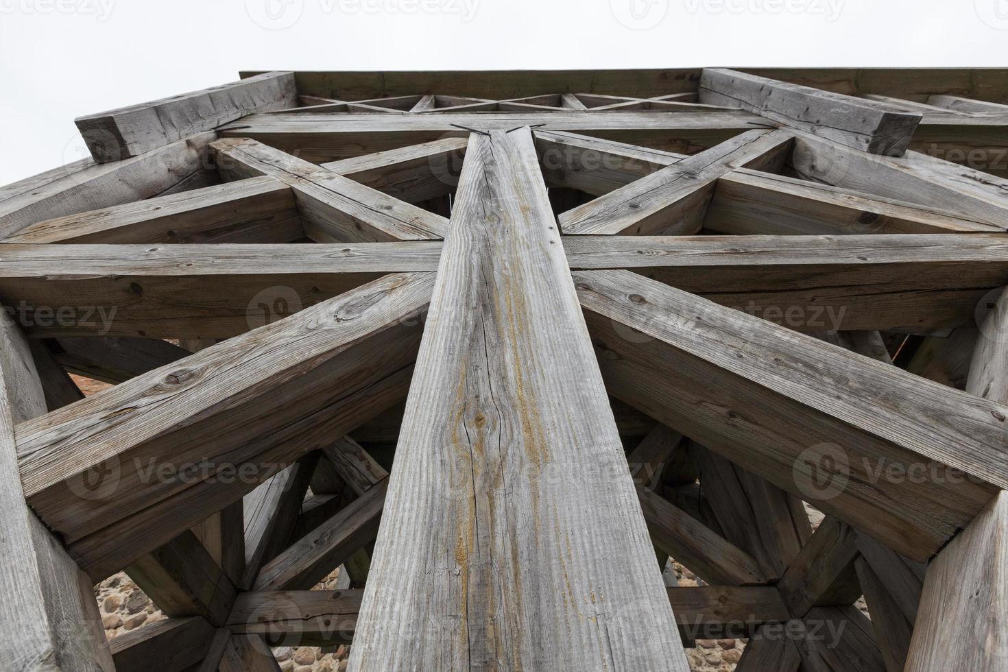 sterke rekken van oude houten trappen foto