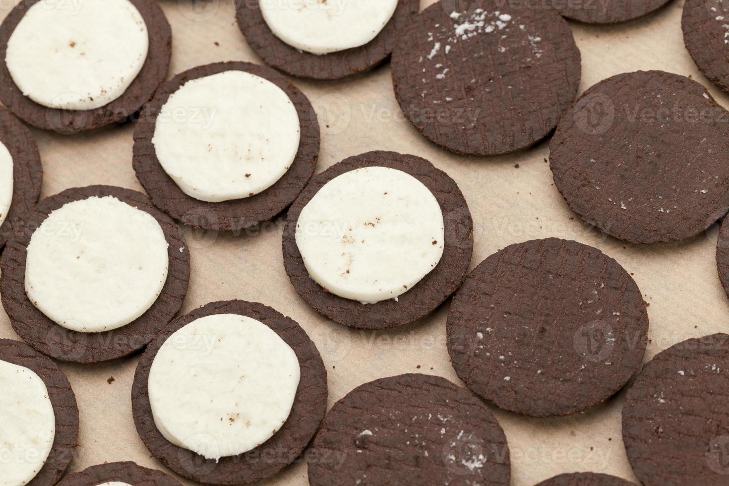 chocolade koekjes met romige crème vulling foto