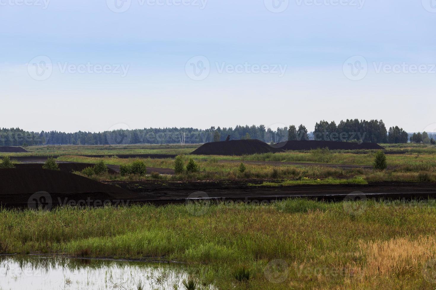 het overstroomde gebied waar turf wordt gewonnen foto