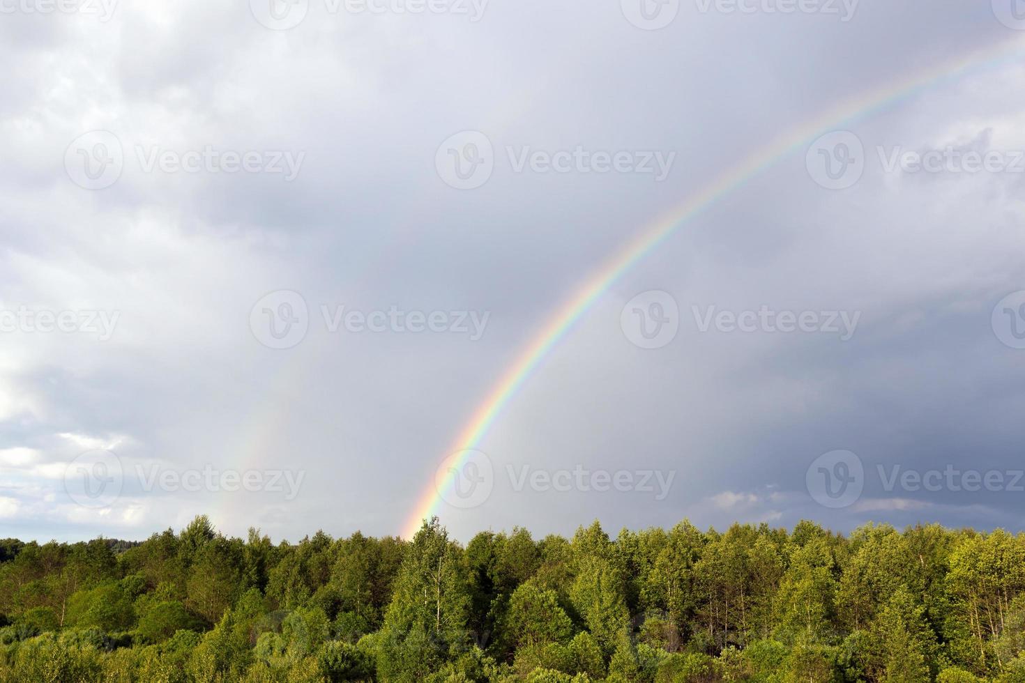 twee regenbogen in de lucht foto