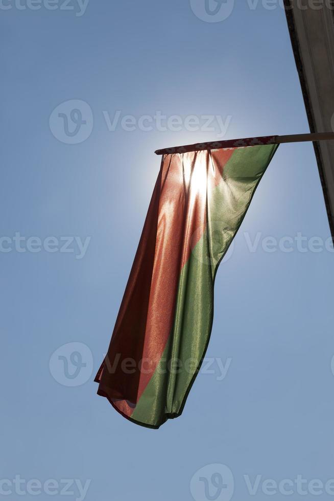 Wit-Russische staatsvlag op een blauwe lucht foto