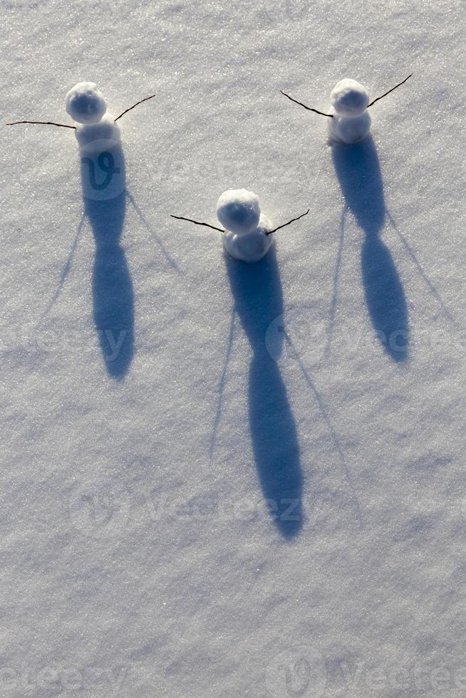 sneeuwmannen gemaakt van sneeuw in de winter foto