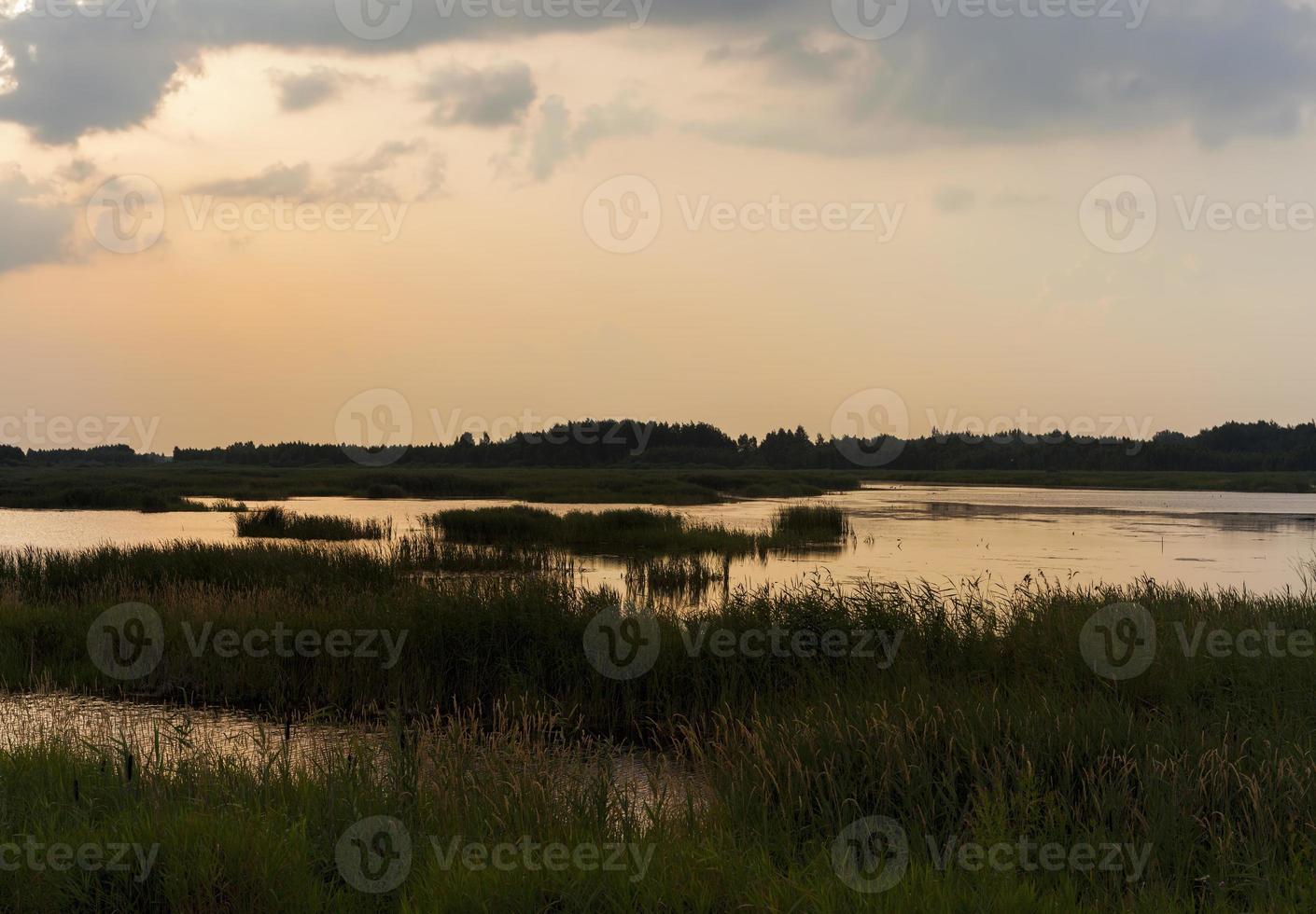 de prachtige lucht tijdens zonsondergang foto