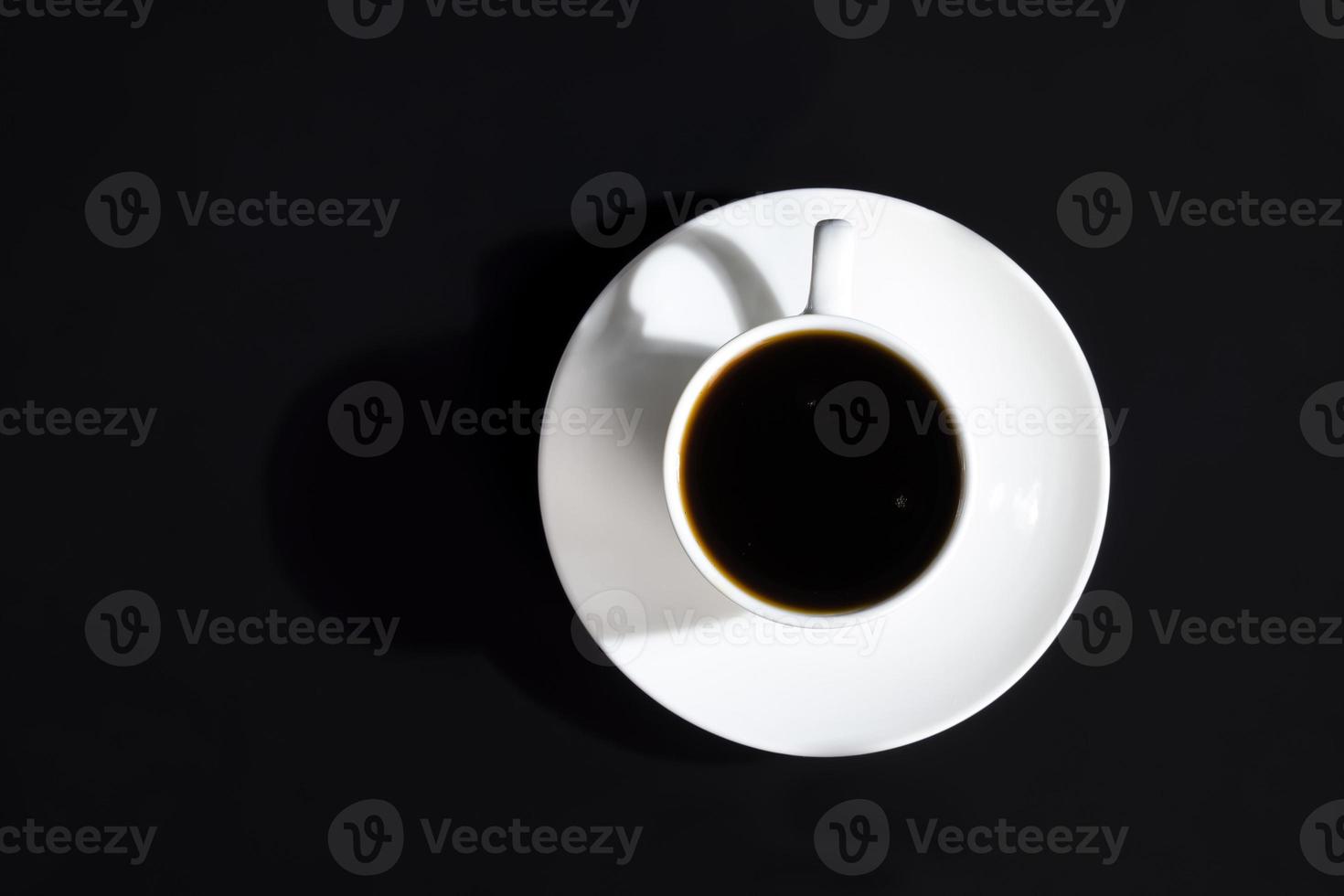witte glazen beker met zwarte heerlijke aromatische koffie foto