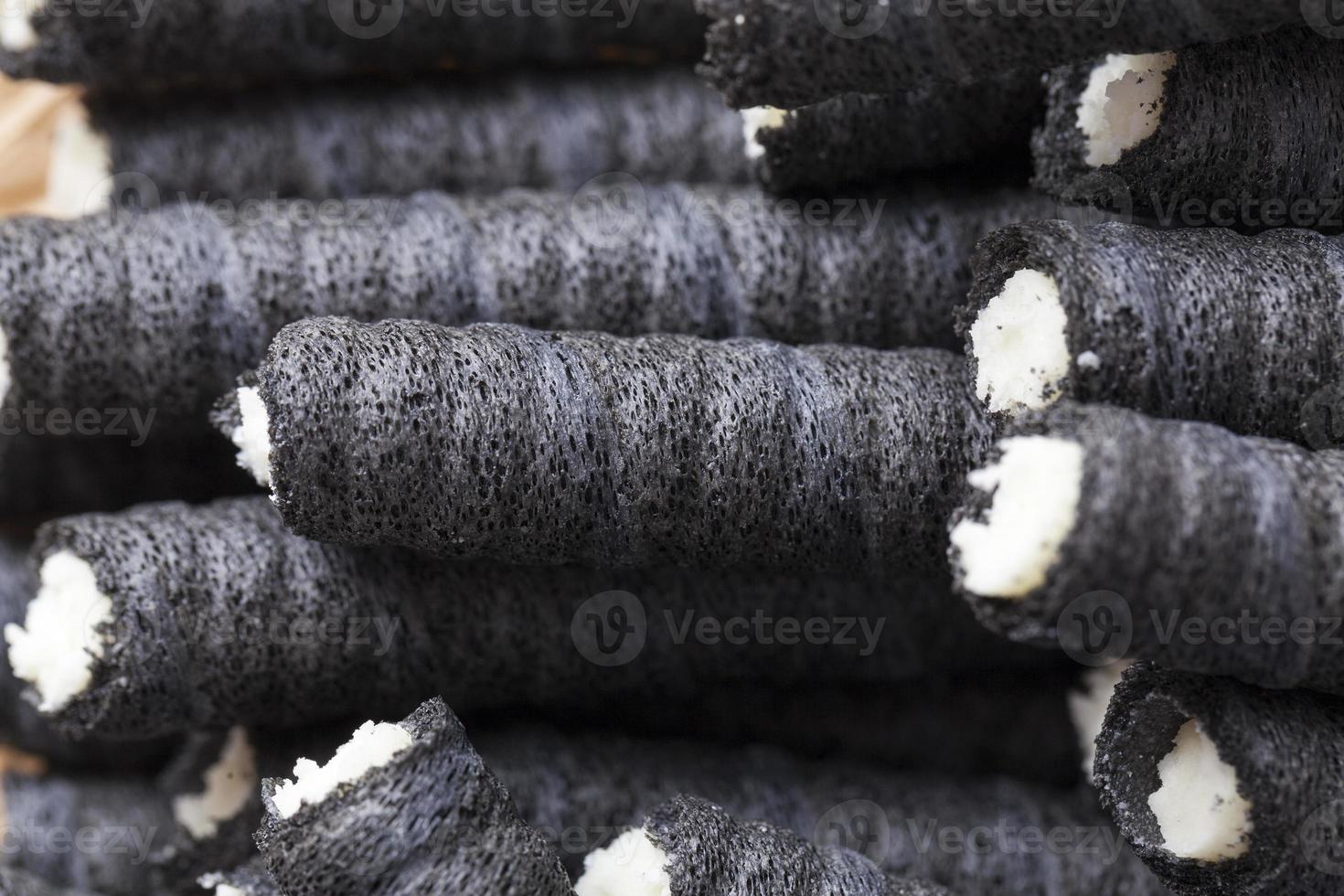 zwarte zoete wafels gemaakt van tarwebloem foto