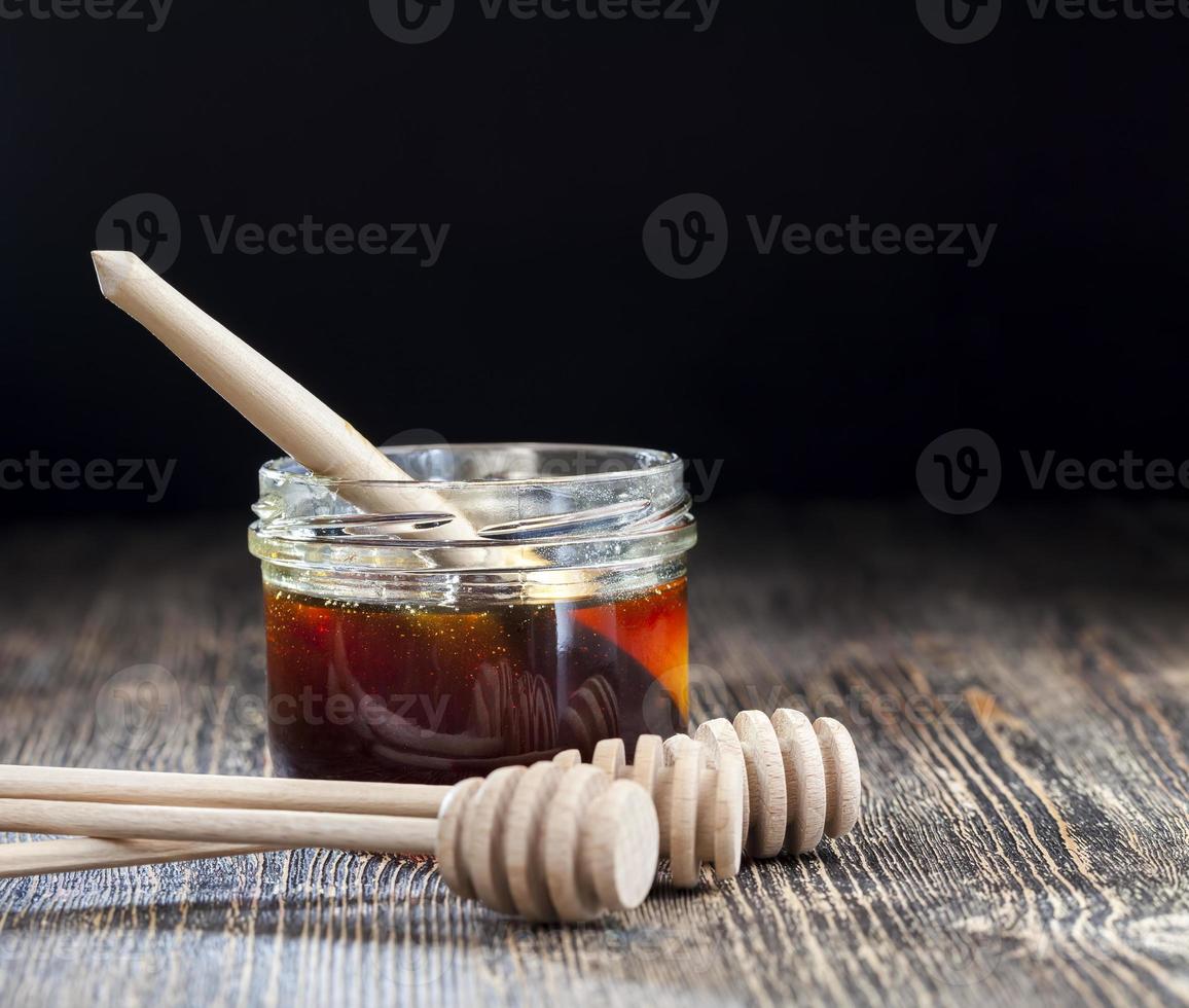 eenvoudige en zelfgemaakte pollepel honinglepel is gemaakt van hout foto