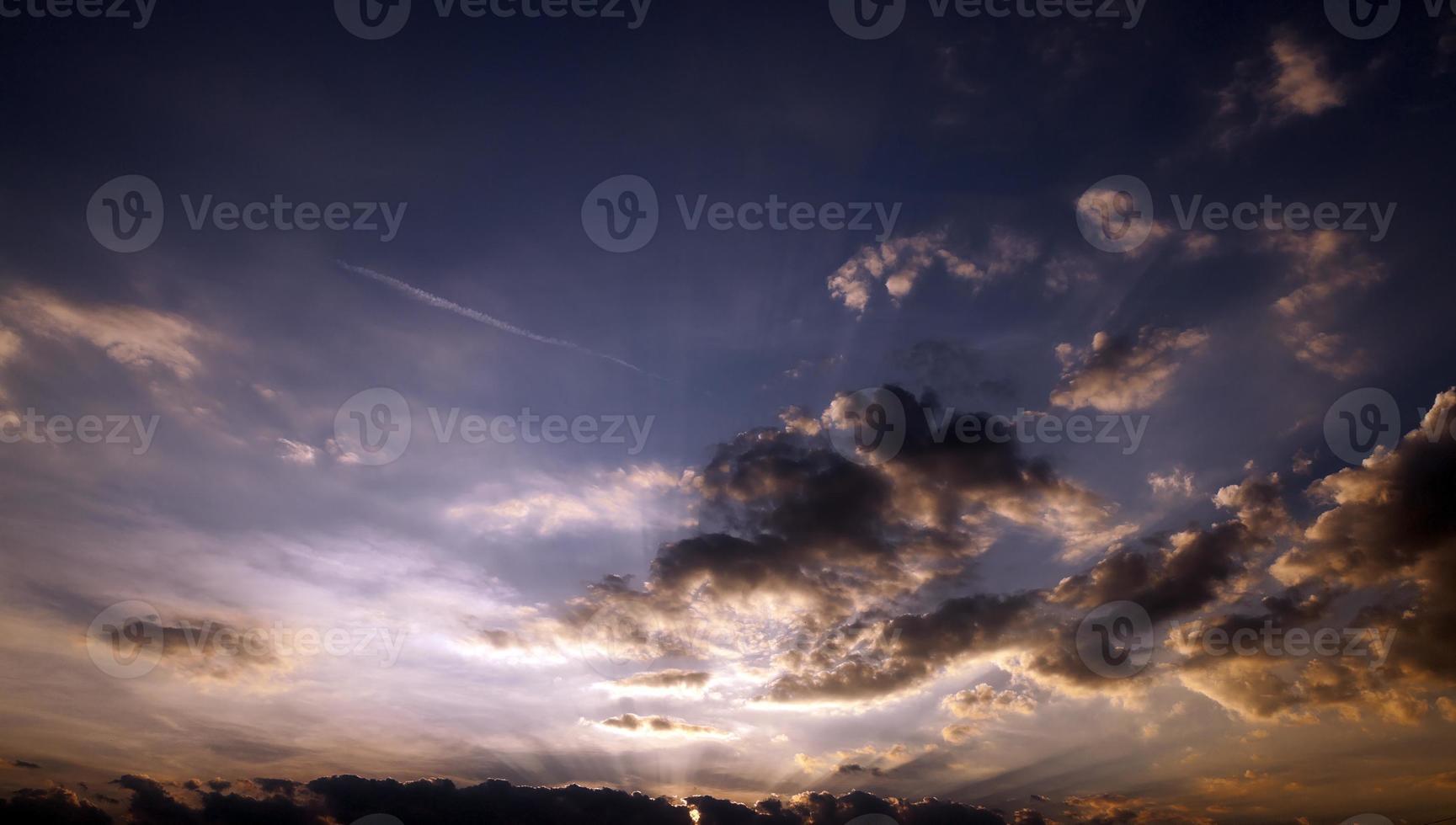 de lucht tijdens zonsondergang foto