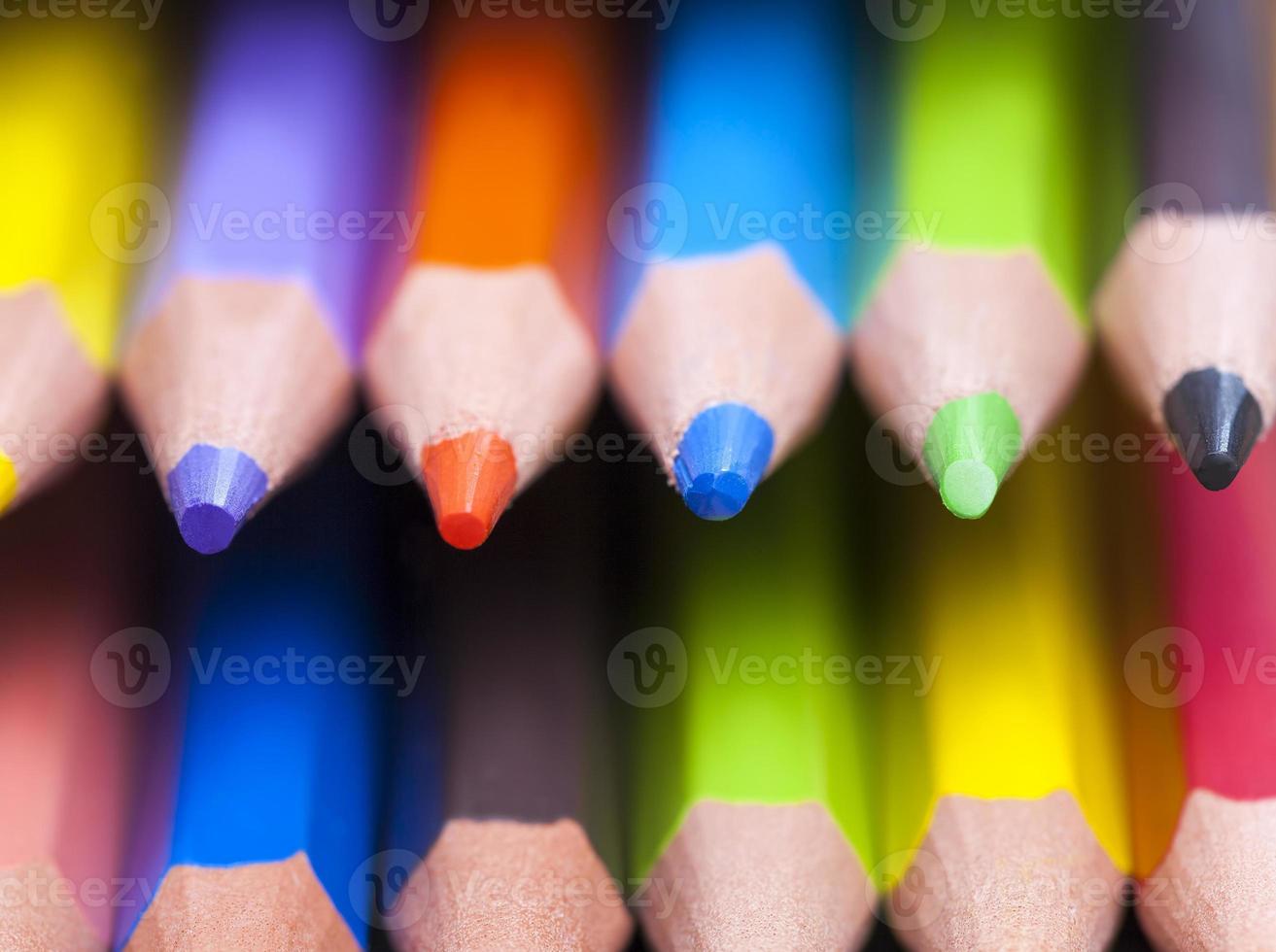 gewoon gekleurd houten potlood met zachte stift van verschillende kleuren foto