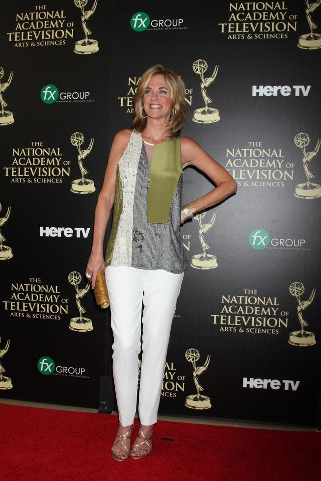 los angeles, 22 juni - kassie depavia bij de aankomst van de emmy awards 2014 overdag in het beverly hilton hotel op 22 juni 2014 in beverly hills, ca foto