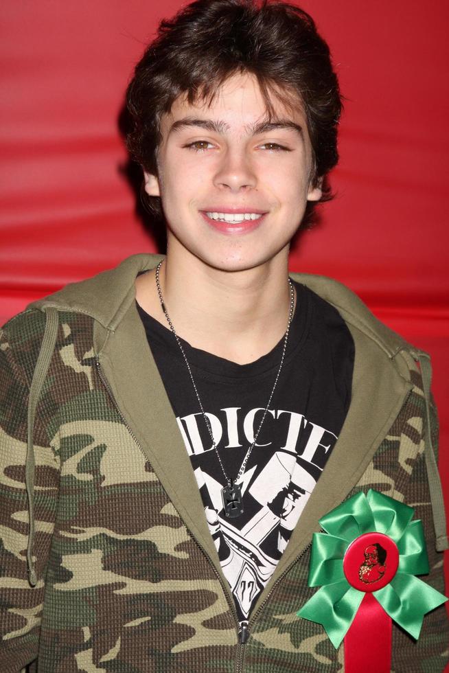 los angeles, 28 nov - jake t austin arriveert op de hollywood kerstparade van 2010 op hollywood boulevard op 28 november 2010 in los angeles, ca foto