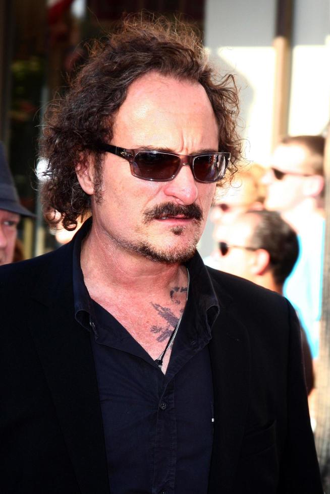 los angeles, 22 juni - kim coates arriveert bij de wereldpremière van de eenzame boswachter tijdens het Disney's California Adventure op 22 juni 2013 in Anaheim, Californië foto