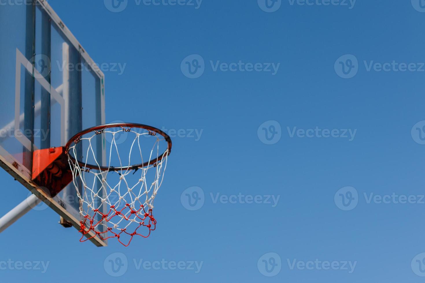 basketbal bord en hoepel met blauwe hemel. foto