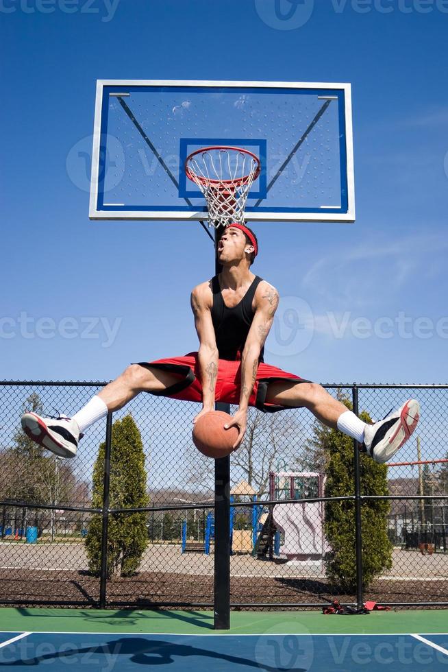 man spelen basketbal foto