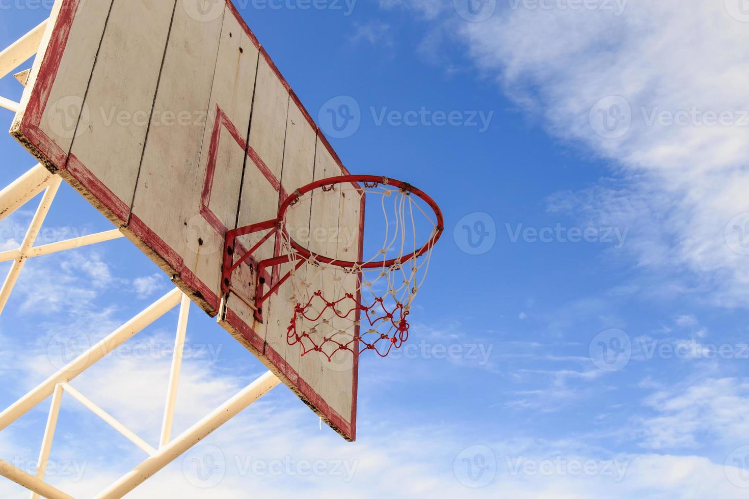 basketbalring met kooi met blauwe hemelachtergrond foto