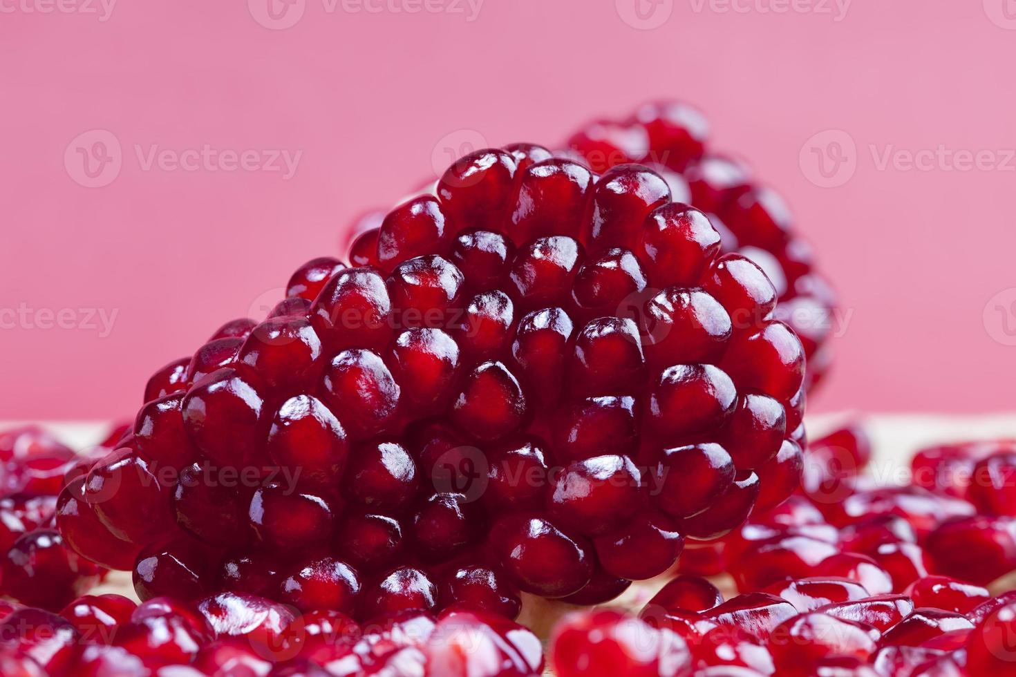 verse granaatappelpitjes op de keukentafel foto