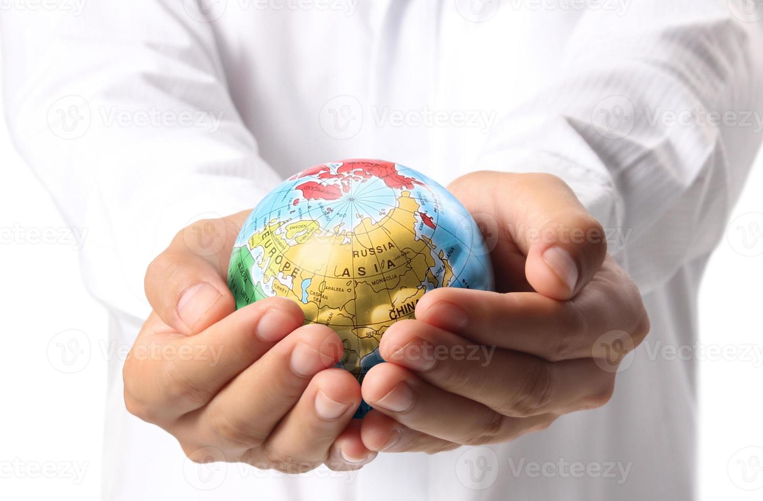 aarde in de menselijke hand foto