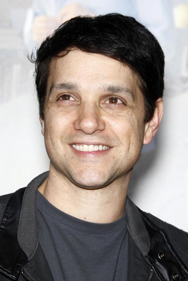 los angeles, 11 jan - ralph macchio arriveert bij de vrijblijvende première in het regency village theater op 11 januari 2011 in westwood, ca. foto