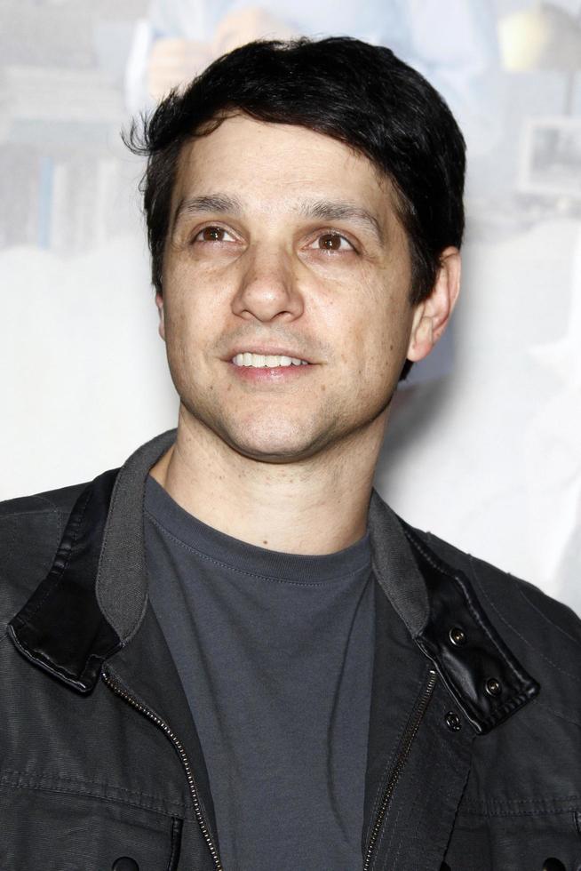 los angeles, 11 jan - ralph macchio arriveert bij de vrijblijvende première in het regency village theater op 11 januari 2011 in westwood, ca. foto