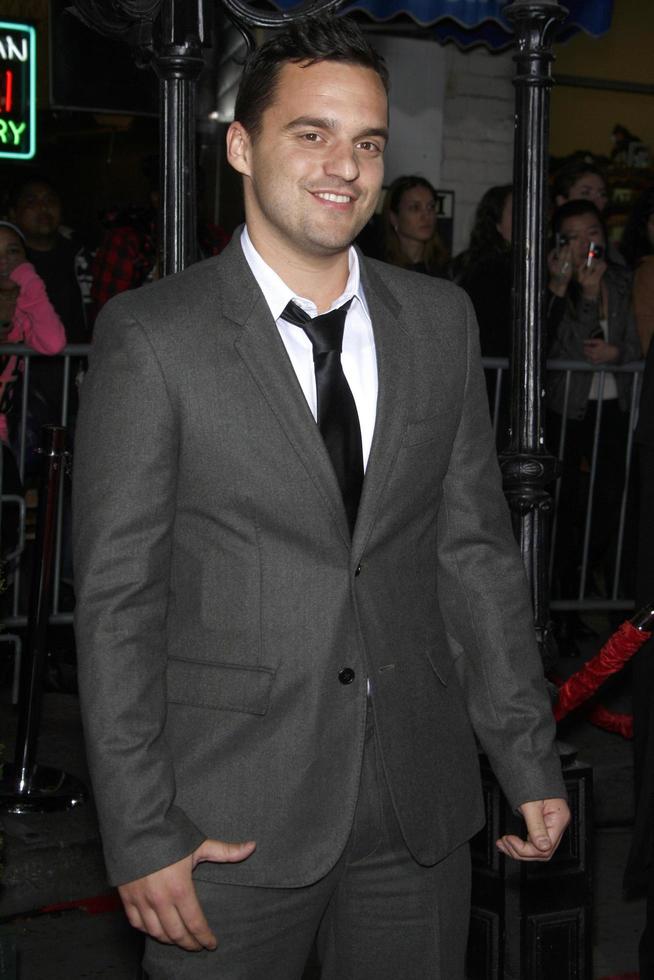 los angeles, 11 jan - jake johnson arriveert bij de vrijblijvende première in het regency village theater op 11 januari 2011 in westwood, ca. foto