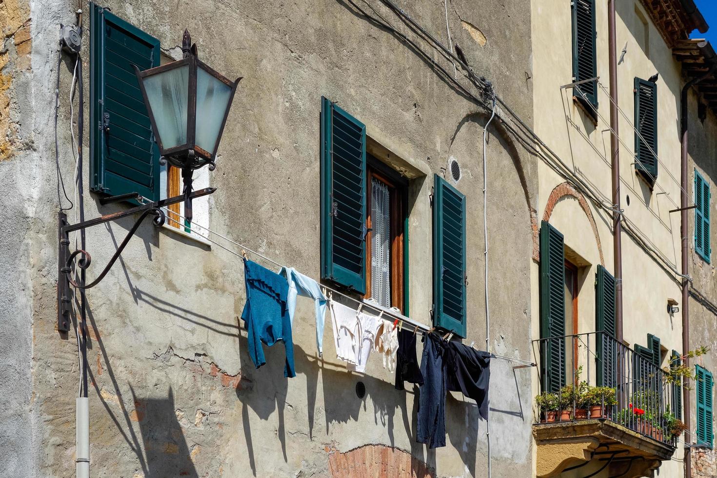 pienza, toscane, italië, 2013. wassen hangend aan gebouw foto
