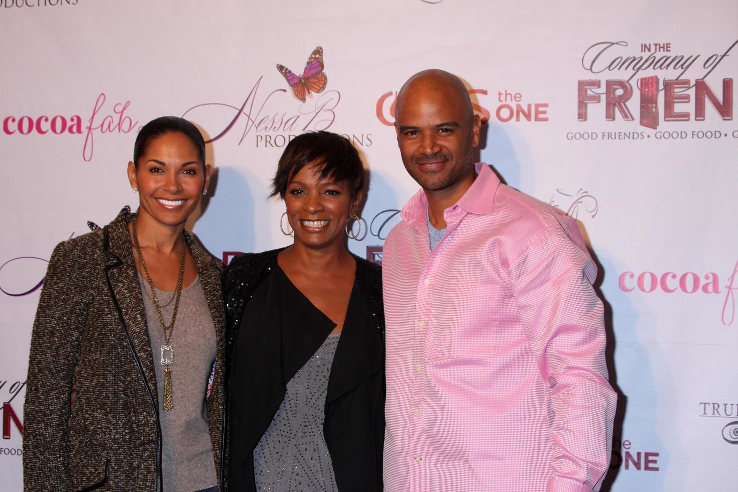 los angeles, 21 nov - salli richardson whitfield, vanessa bell calloway, dondre t whitfield bij de lancering van de in the company of friends webserie in xen lounge op 21 november 2013 in los angeles, ca foto