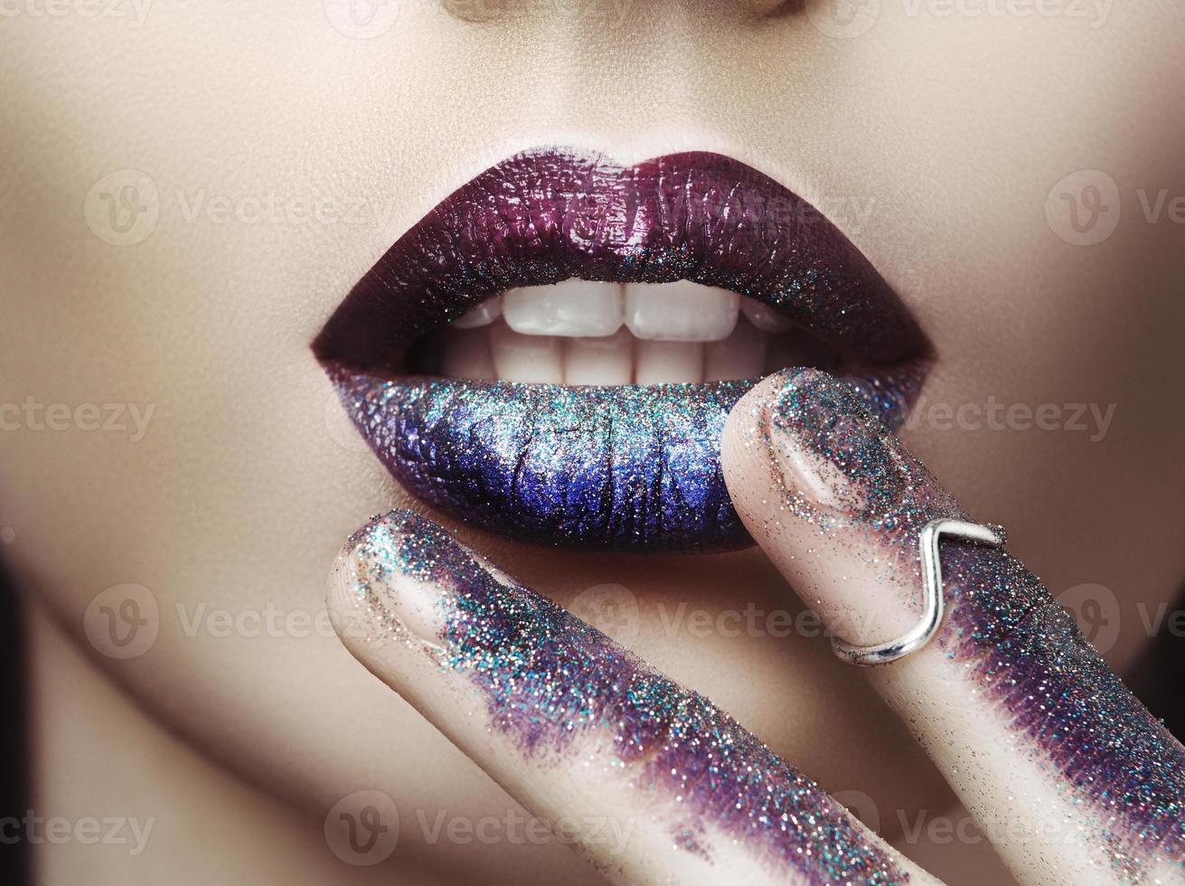 lippen met paarse lippenstift foto