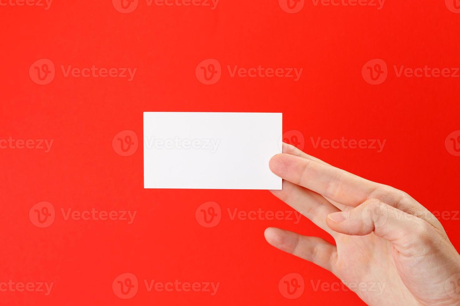 zaken man hand met blanco wit papier visitekaartje foto