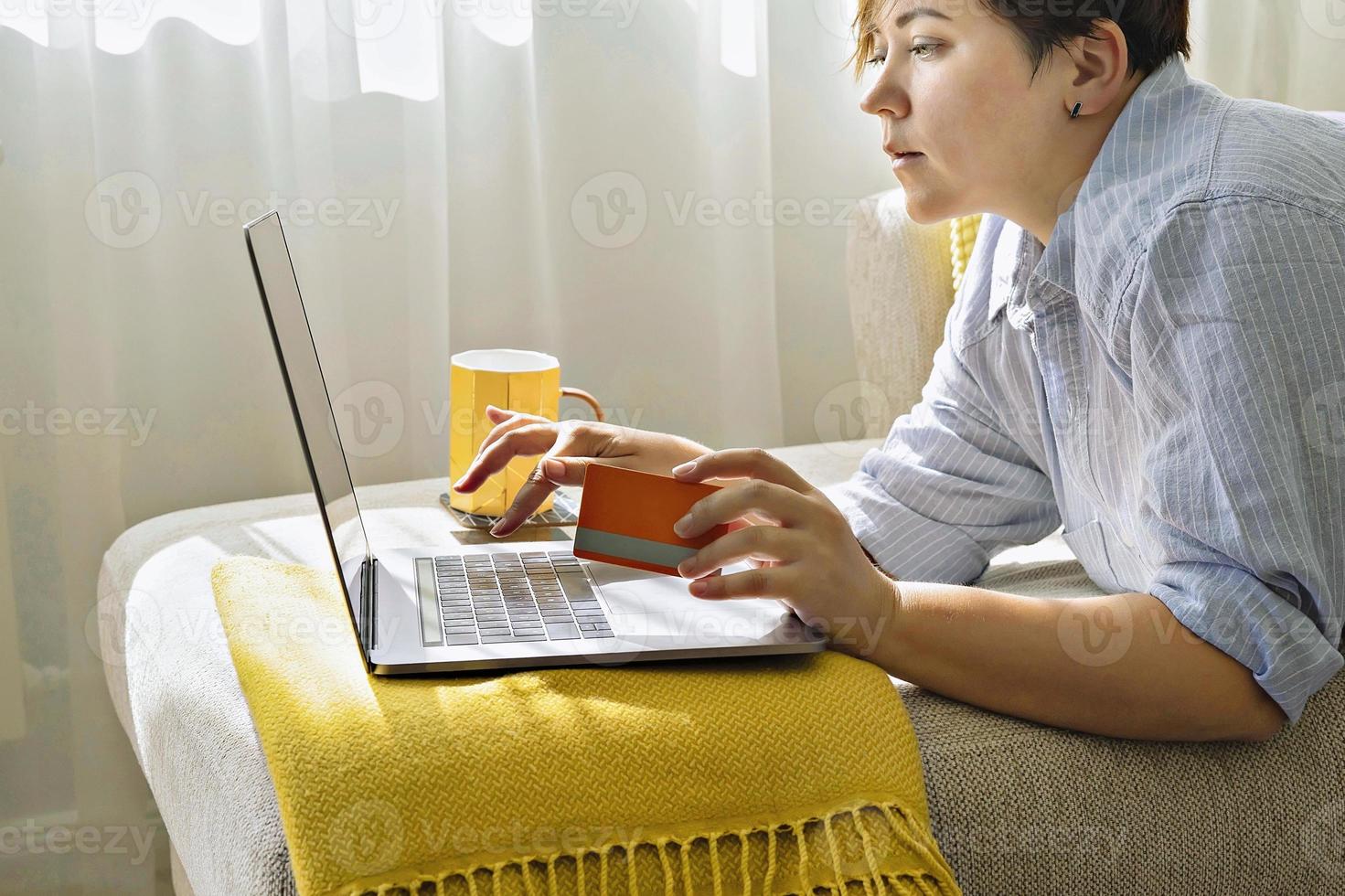 vrouw met creditcard die laptop gebruikt tijdens online winkelen. zwarte vrijdag en cyber maandag concept foto