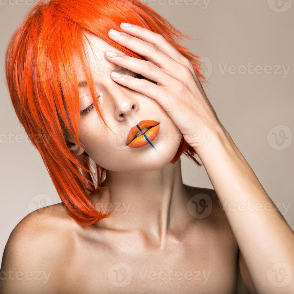 mooi meisje in een oranje pruik cosplay stijl foto