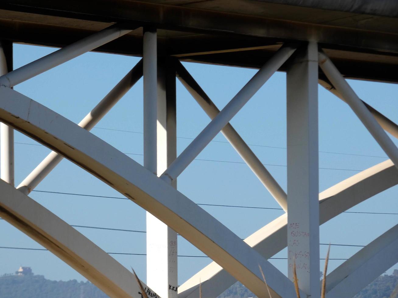 brug over een rivier voor de doorgang van motorvoertuigen foto