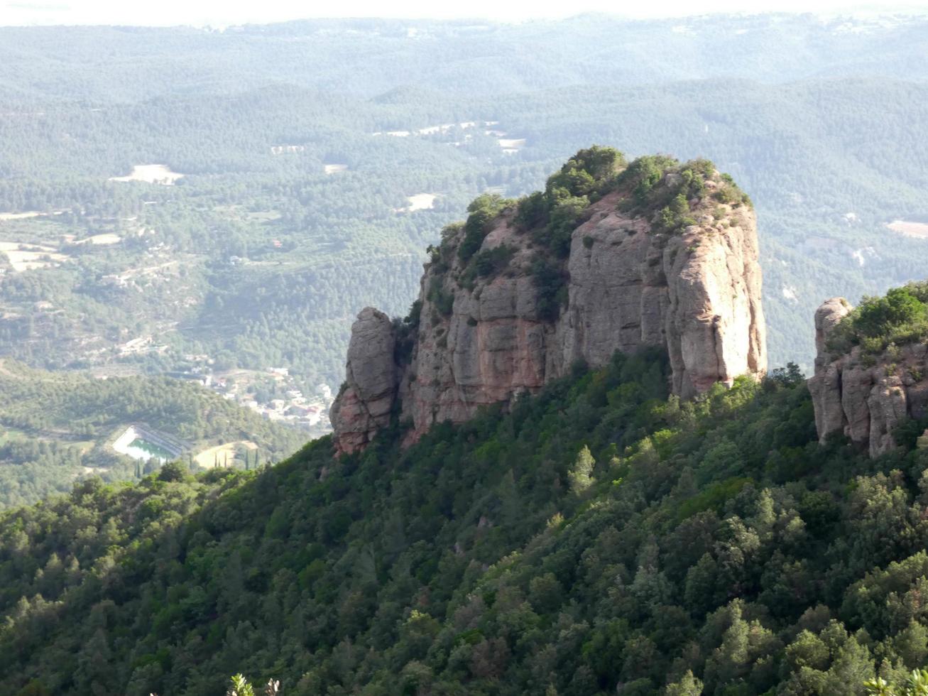 uitzicht vanaf de berg van montserrat naar het noorden van de stad barcelona foto