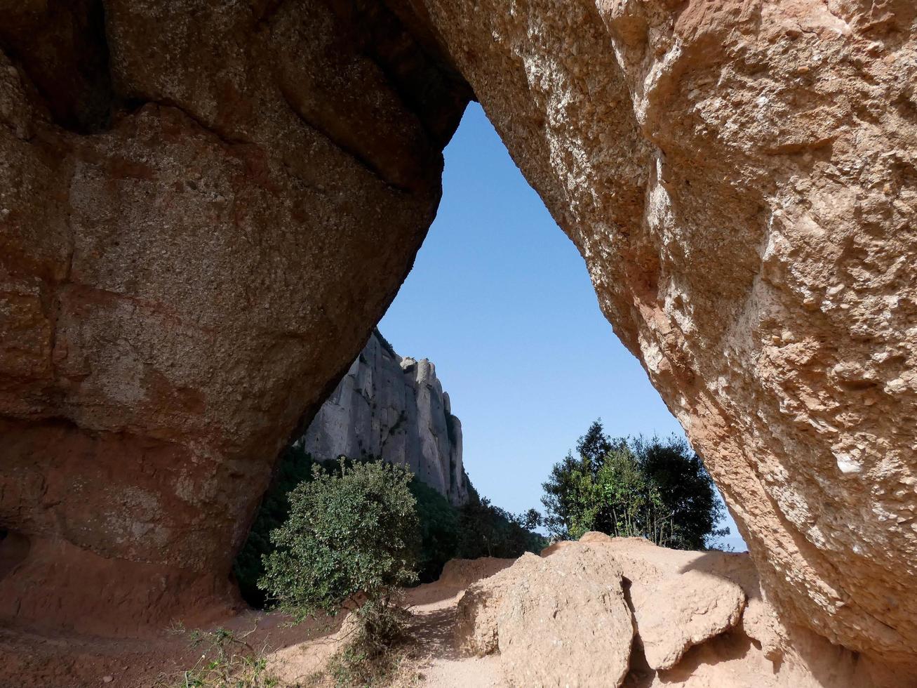 open grot in de bergen van montserrat ten noorden van de stad barcelona. foto