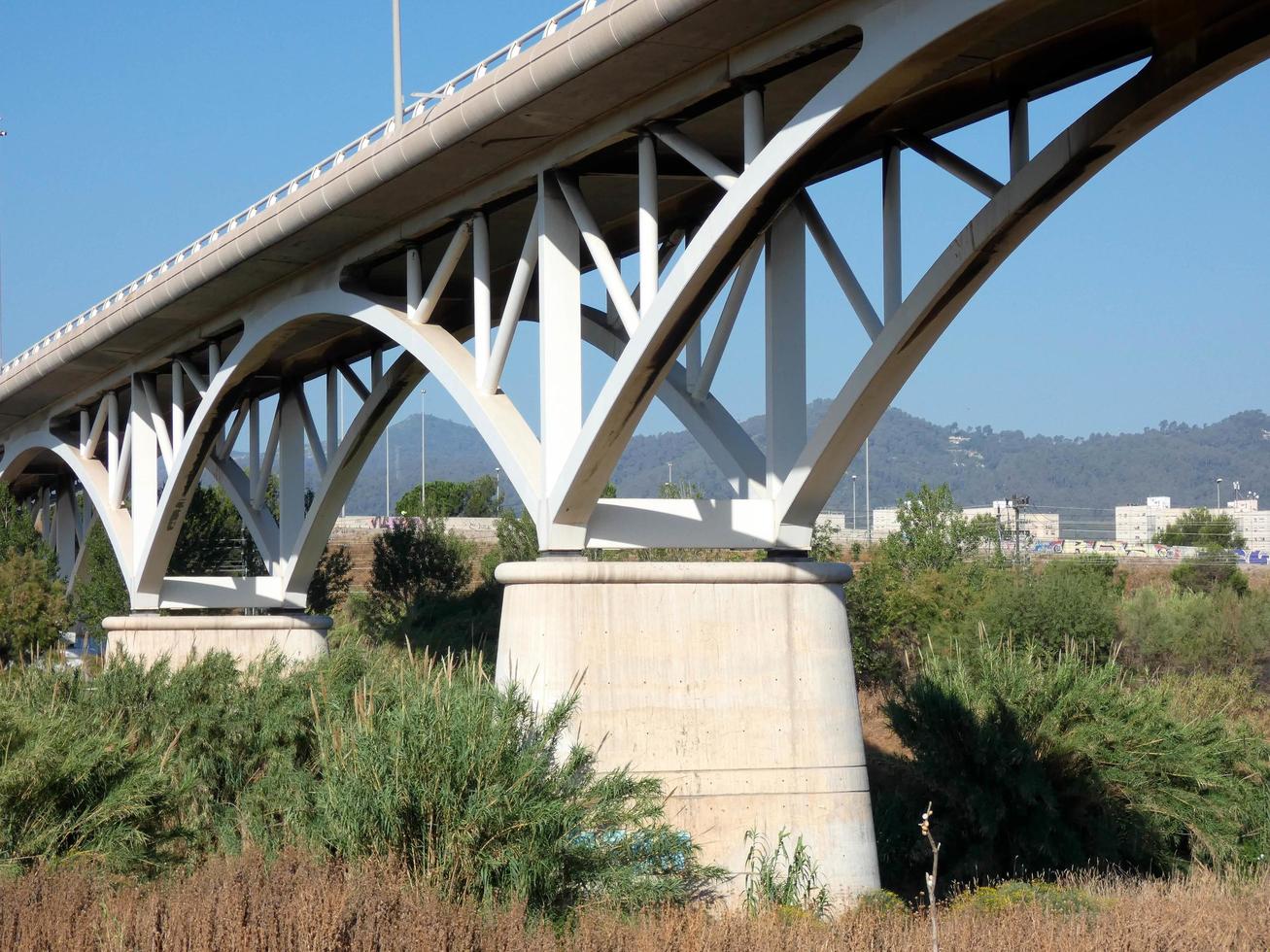 brug over een rivier voor de doorgang van motorvoertuigen foto