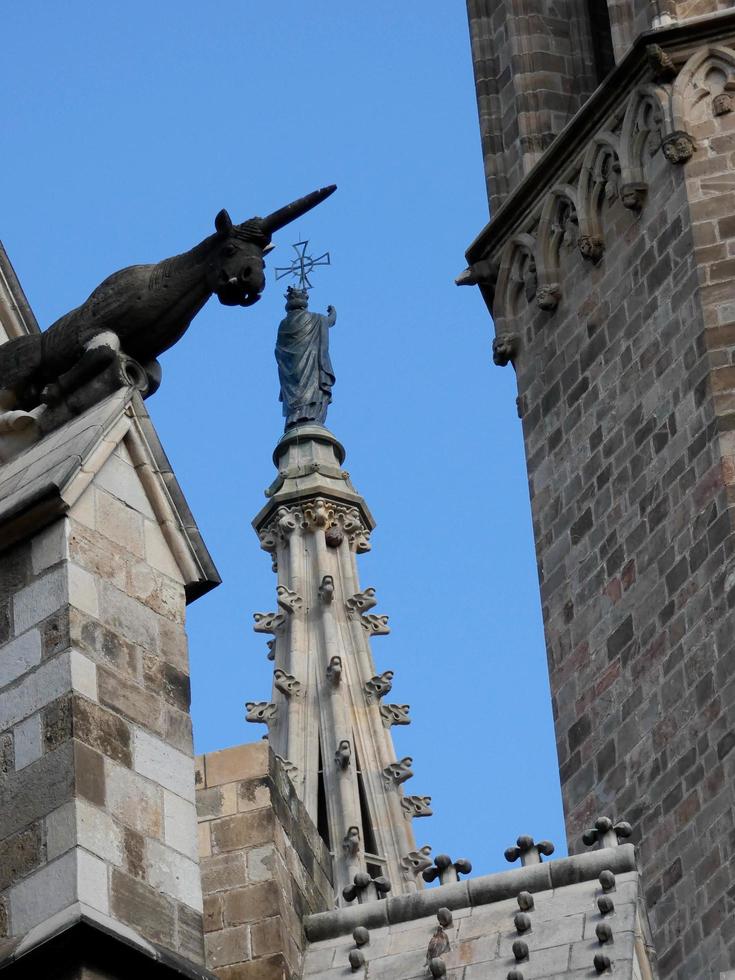 uitzicht op de achterkant van de kathedraal van barcelona foto