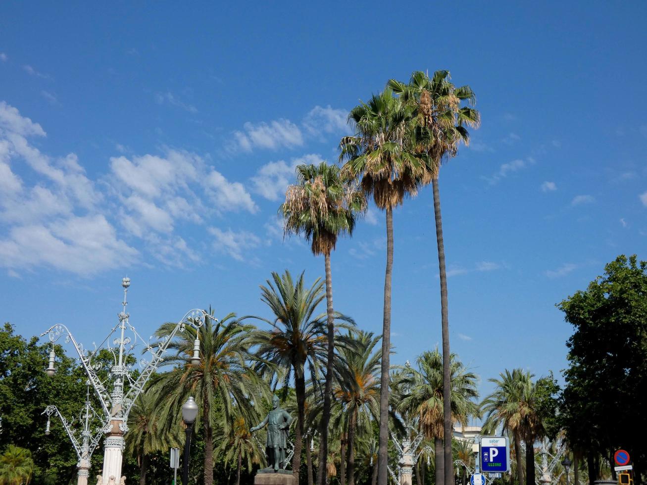 modernistische lamp of straatlantaarn van de stad barcelona foto