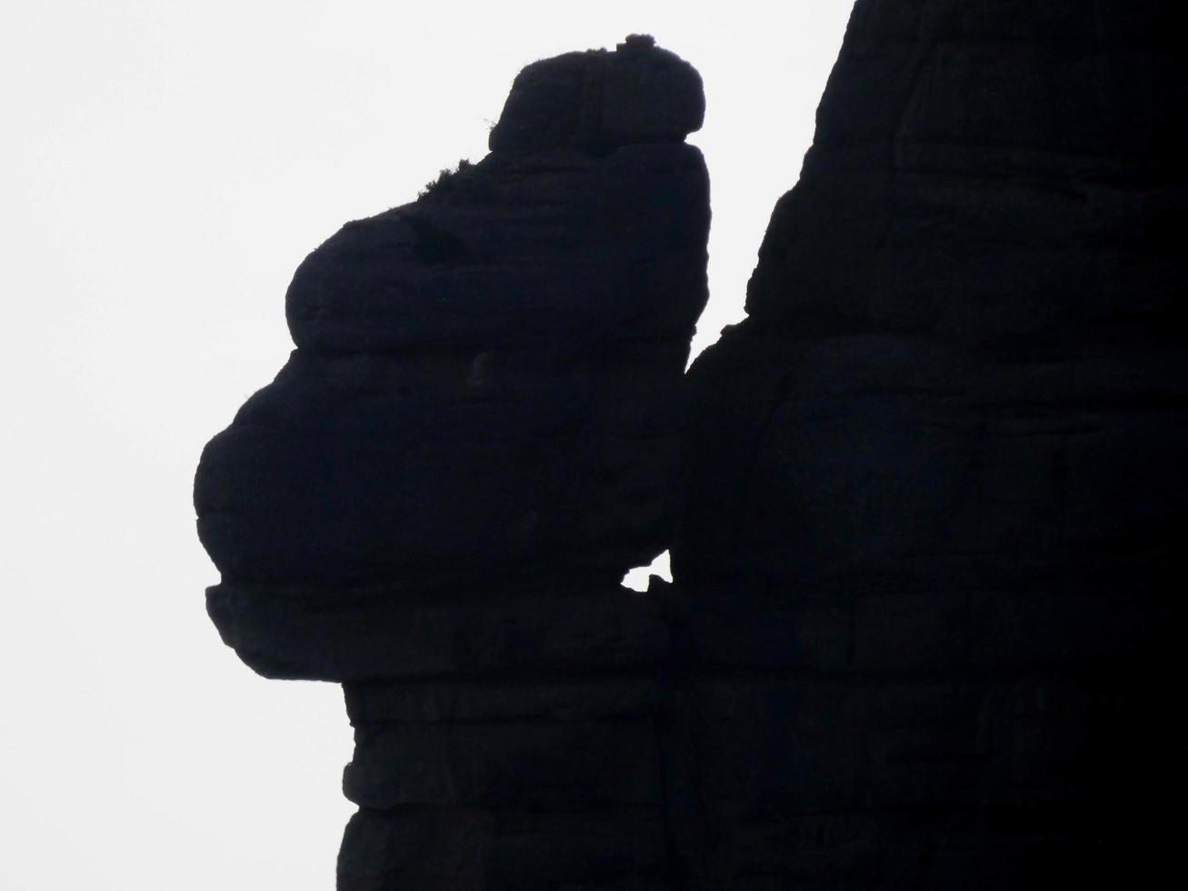 natuurlijk zinkgat in de bergen van montserrat, catalonië, spanje foto