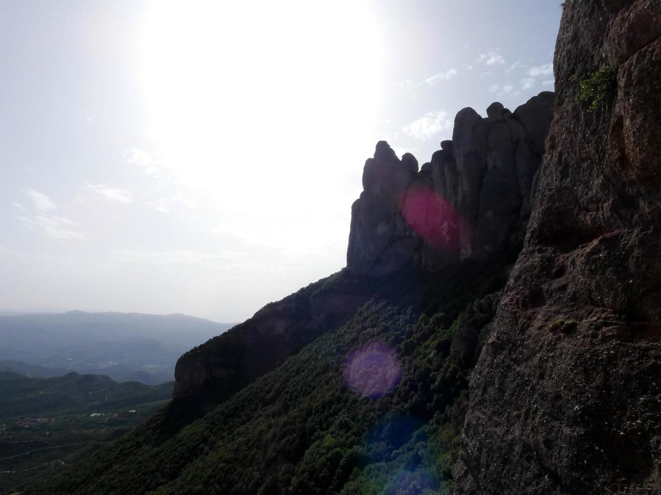 uitzicht vanaf de bergen van montserrat naar het noorden van de stad barcelona. foto