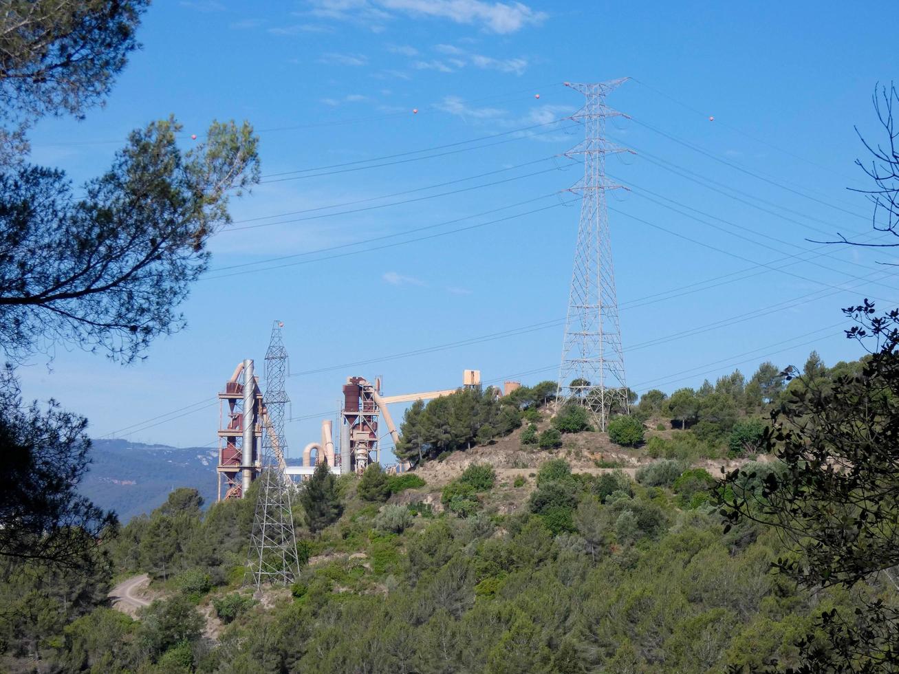 cementfabriek zonder activiteit in de buurt van de stad barcelona foto