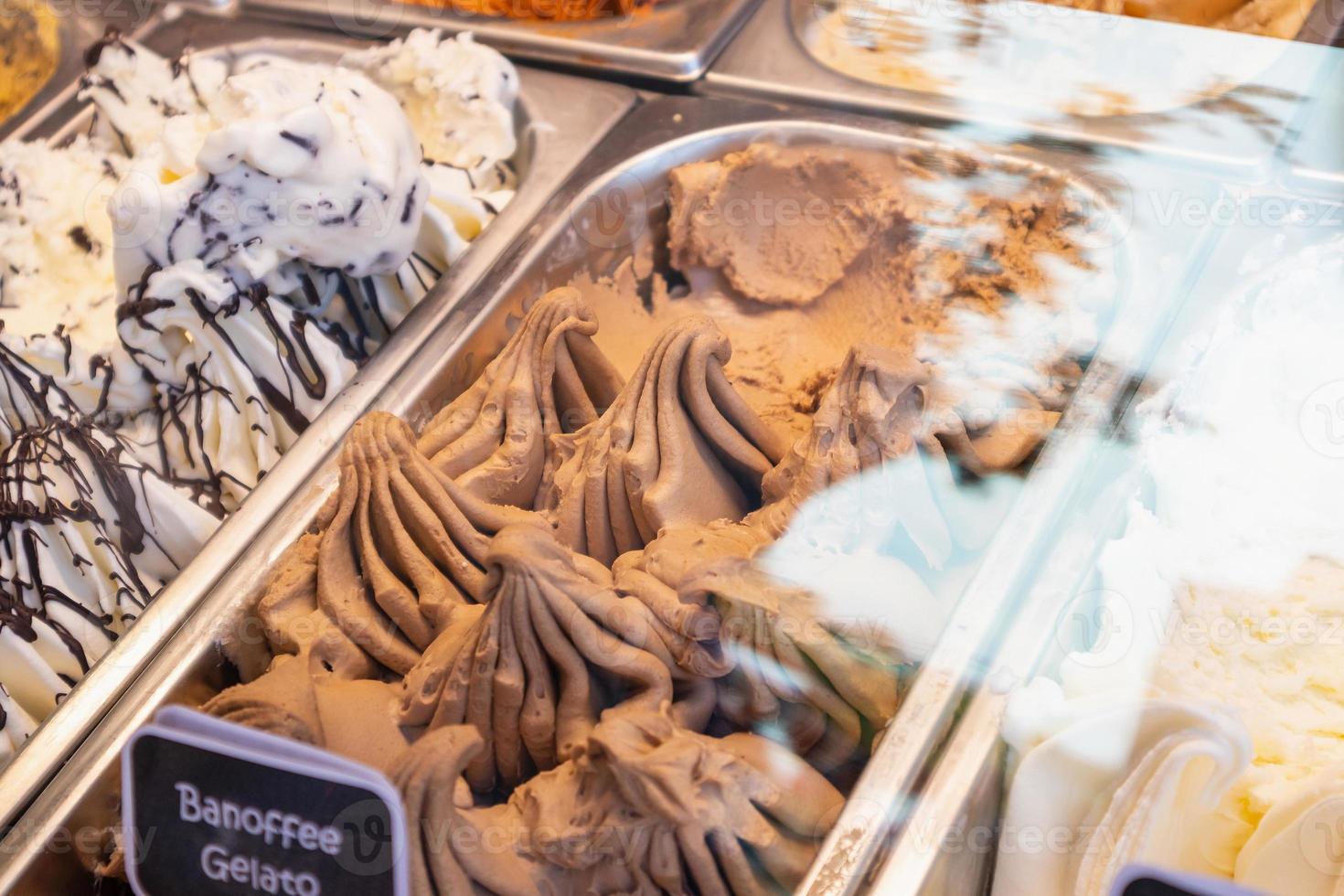 ijs gelato display in winkel foto