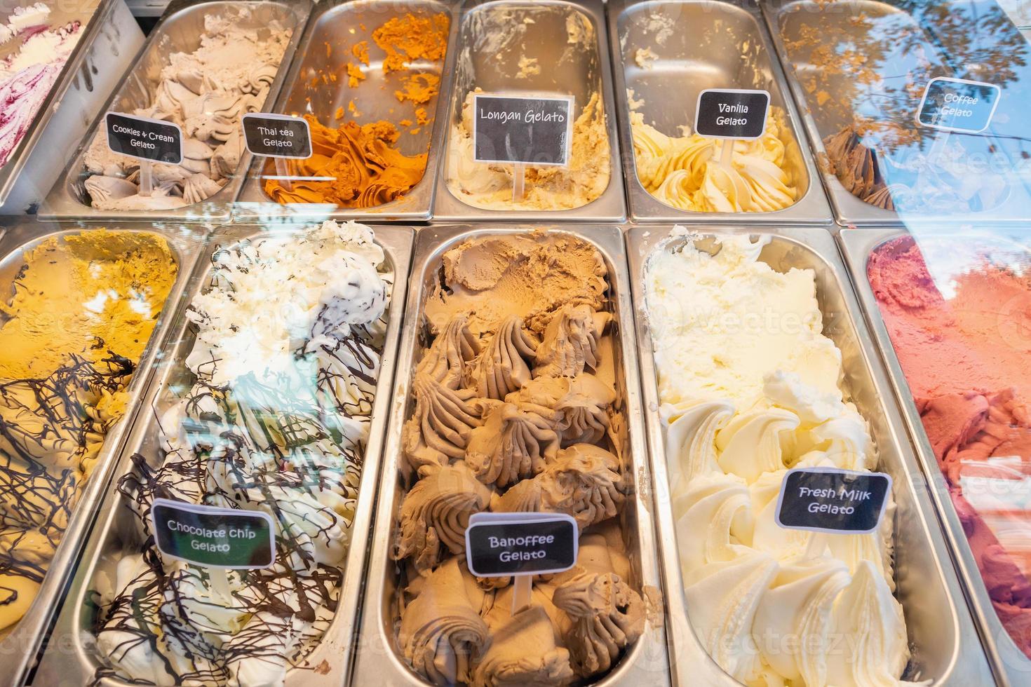 ijs gelato display in winkel foto