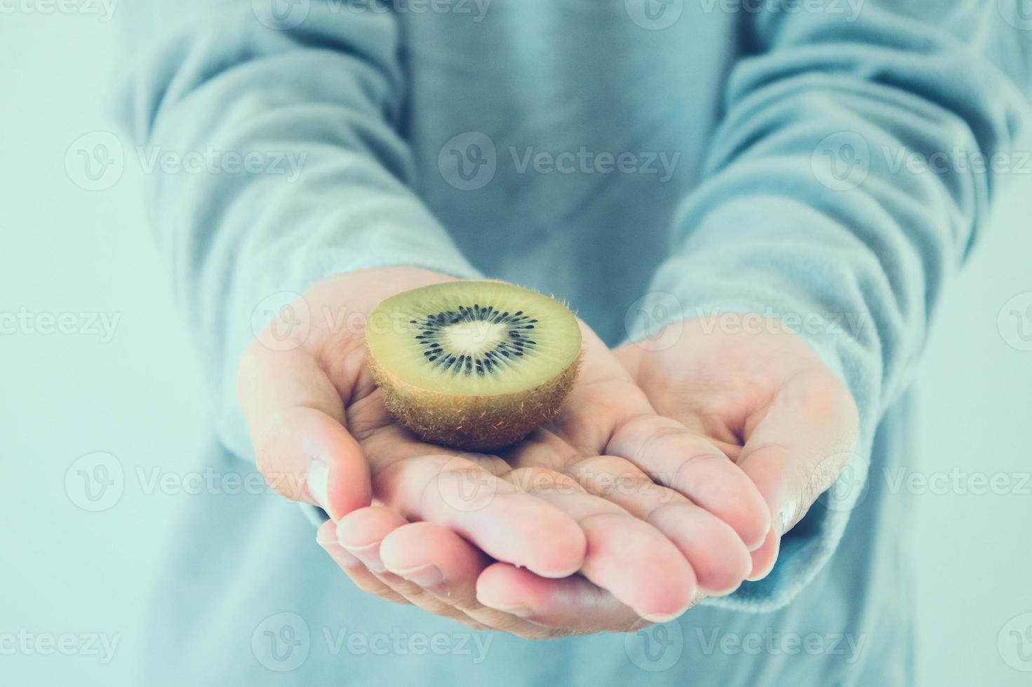 met verse kiwi's op handen foto