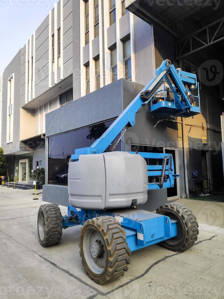 manlift kraan met platform hijsen naar het dak van een gebouw foto